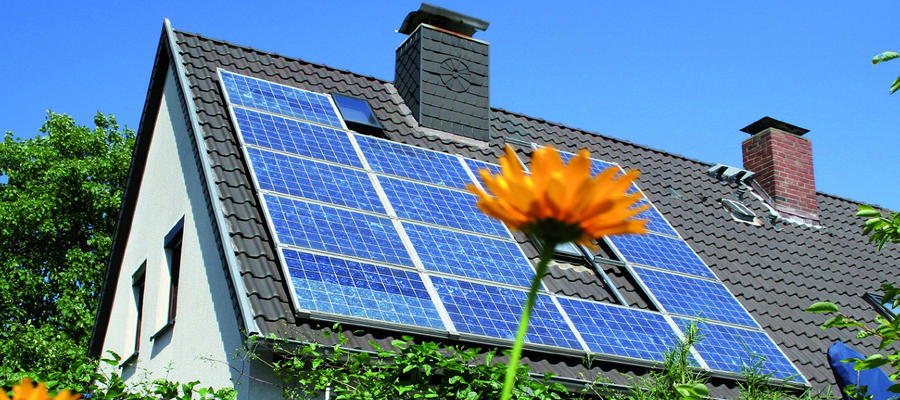 Rengeteg napelem kerül a magyar háztetőkre